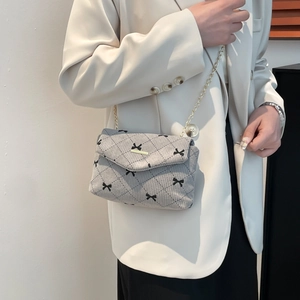 Borsa a busta in velluto a coste grigio con fiocco nero e catena dorata