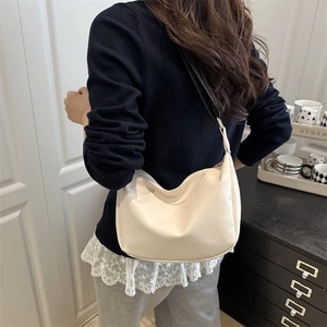 Sac fourre-tout crème minimaliste avec bandoulière réglable et détail de logo