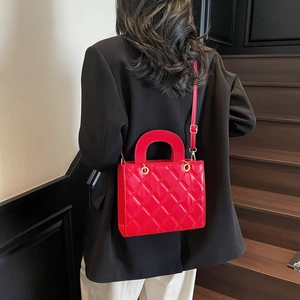 Borsa quadrata trapuntata rossa alla moda con dettagli dorati e tracolla elegante