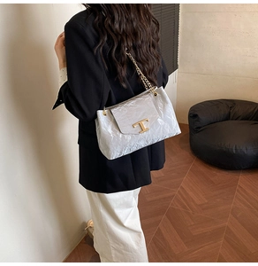 Borsa a tracolla quadrata argento con chiusura a T dorata e catena in metallo