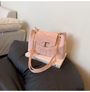 Dettaglio della borsa rosa chiaro effetto marmo con fibbia a T in metallo dorato