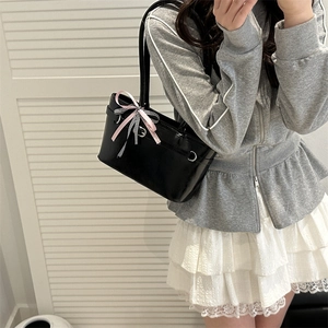 Sac baguette noir minimaliste orné d'un détail de nœud rose et à carreaux chic