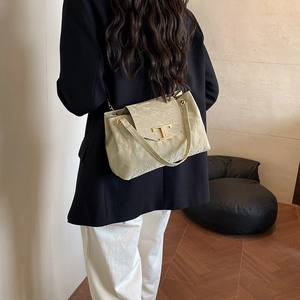 Borsa a tracolla quadrata in pelle bianco crema con logo T dorato e tracolla a catena