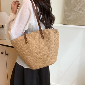 Grand sac seau en paille tissée tendance avec bandoulières en cuir marron