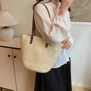 Sac cabas chic en paille crème avec lanières en cuir marron et rivets vintage pour femme