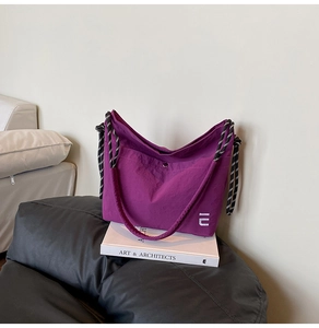 Détail du sac cabas en nylon violet avec poignées en corde et logo IU brodé