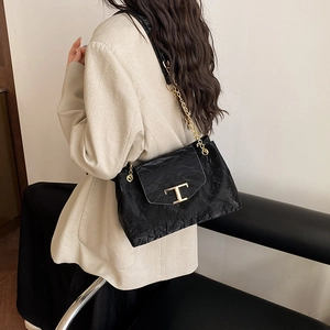 Elegante borsa a tracolla in pelle nera a pieghe con fibbia a T dorata e tracolla a catena