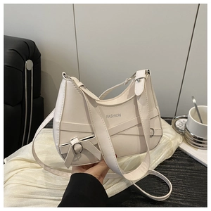 Detailansicht der weißen Halbmond-Tasche mit Schleifen-Details und FASHION-Schriftzug