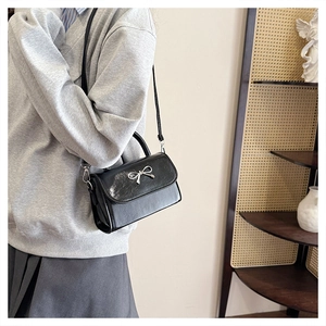 Sac carré noir brillant avec boucle nœud en métal argenté et bandoulière réglable