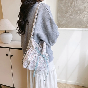 Frühlings-Bucket-Bag mit Blumenmuster und blauem Karo-Kordelzug aus Canvas-Stoff