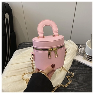 Détails du sac seau cylindrique rose avec chaîne dorée et double fermeture éclair