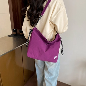 Sac fourre-tout minimaliste en nylon violet avec bandoulière en corde rayée pour femme
