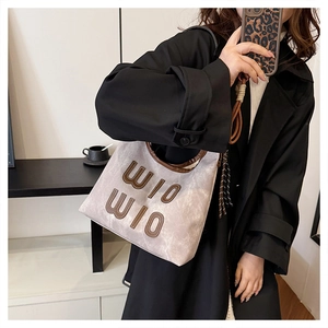 Détail du sac cabas effet marbre avec lettrage WIO WIO marron et fine bandoulière élégante