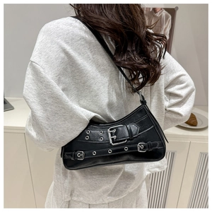 Dettaglio borsa a spalla punk Y2K nera con occhielli in argento e fibbie decorative