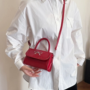 Petit sac carré en cuir verni rouge avec un nœud en métal argenté pour femmes chic