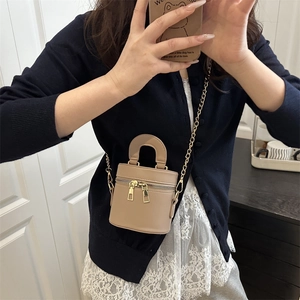 Sac seau kaki minimaliste avec bandoulière chaîne dorée style selfie miroir