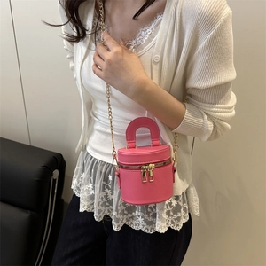 Sac seau rose avec chaîne dorée et poignée supérieure pour un style élégant et décontracté