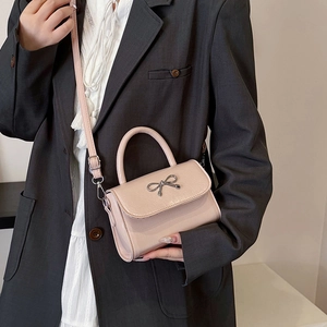 Petit sac carré rose avec nœud argenté et texture cuir élégante