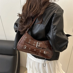 Elegante borsa hobo baguette marrone scuro in similpelle con fibbie in metallo punk