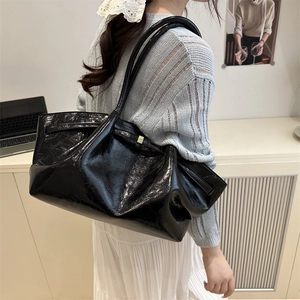 Fashionable black glossy underarm tote bag with pleated texture for 2025 women's style