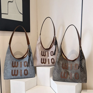 Sac à Épaule Hobo pour Femmes de Grande Capacité en Cuir PU Sac Tote Rétro Avec Patch de Lettres et Pendentif Raquette de Tennis