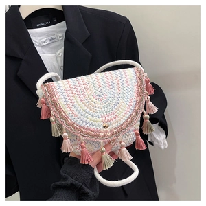Détail du sac bohème tissé avec broderie ondulée et pompons à franges colorés