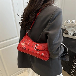 Borsa a tracolla baguette rossa alla moda con fibbie punk e occhielli per le donne