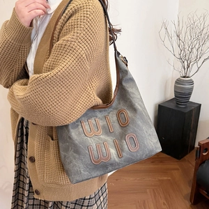 Sac cabas en toile grise avec lettrage WIO WIO en cuir et bandoulière marron