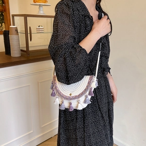 Sac bandoulière bohémien tissé en forme de coquille avec glands et motifs géométriques