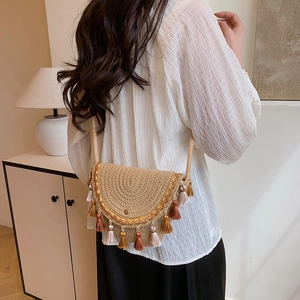 Sac bohème en paille tressée avec broderies colorées et pompons pour femme