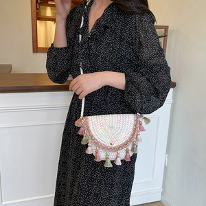 Sac bandoulière bohémien en paille tissée avec pompons colorés pour femmes chic