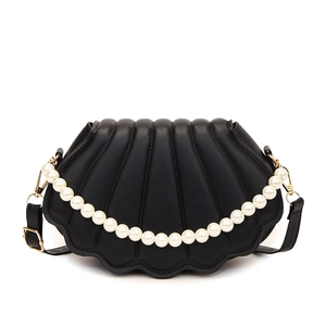 Sac bandoulière chic en forme de coquille noire avec texture plissée et perles