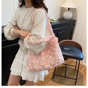 Dettaglio della borsa tote rosa con motivo floreale testurizzato in rilievo 3D