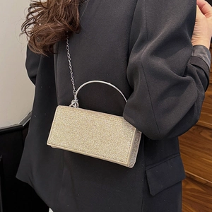 Champagnegouden clutch met strass steentjes, ronde metalen handgreep en kettingriem
