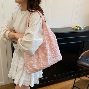 Borsa tote rosa con texture floreale 3D per uno stile casual primaverile