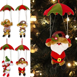 Dettaglio di quattro figure natalizie in peluche con paracadute con Babbo Natale e pupazzo