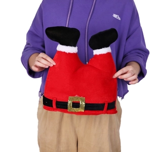 Détail du chapeau drôle jambes de Père Noël en feutre rouge avec bottes noires et boucle
