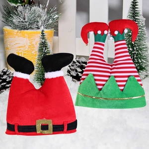 Détail de chapeau jambes de Père Noël et chapeaux pantalon elfe rayé pour fête de Noël