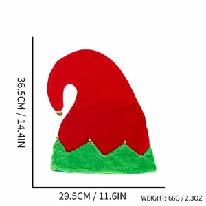 Detail van de grote rood-groene elfen kerstmuts met gouden bellen en zachte stof