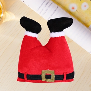 Détail du chapeau de Père Noël en velours rouge avec jambes inversées et boucle dorée