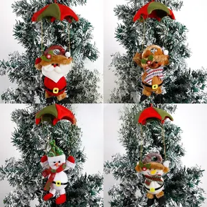 Dettagli di decorazioni natalizie con Babbo Natale e pupazzo di neve in paracadute