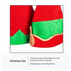 Detail van rood-groene kerstelfmutsen met gouden golvende linten en kleine pompons