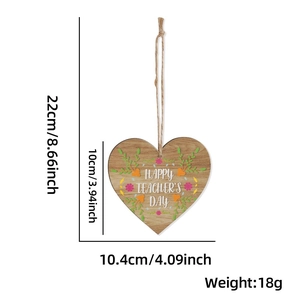 Détail d'un pendentif en bois en forme de cœur pour enseignant avec fleurs et mesures