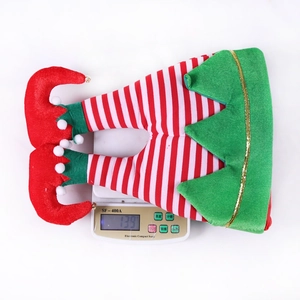 Détail des jambes d'elfe de Noël rayées pesant 139 g sur une balance digitale
