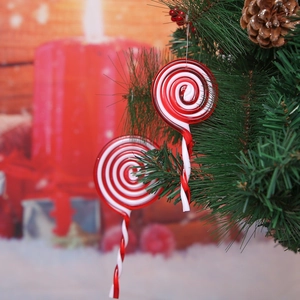 Lecca-lecca decorativi natalizi bianchi e rossi appesi ai rami dell'albero