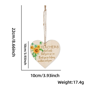 Vue détaillée du pendentif cœur en bois pour enseignant avec tournesols et ficelle