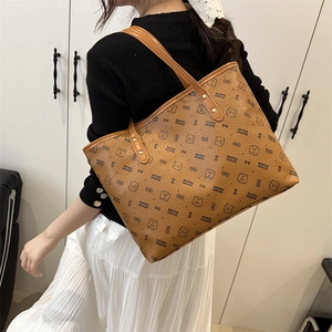 Grand sac cabas marron avec imprimé ours et texture cuir porté à l'épaule pour le quotidien