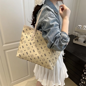 Grand sac cabas beige avec motif ours et bandoulière pour la mode décontractée
