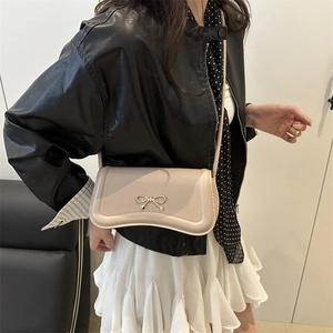 Borsa a tracolla baguette beige minimalista con fibbia a fiocco e design della patta curva