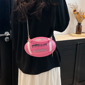 Sac bandoulière rose en forme de rugby avec rayures blanches et chaîne dorée